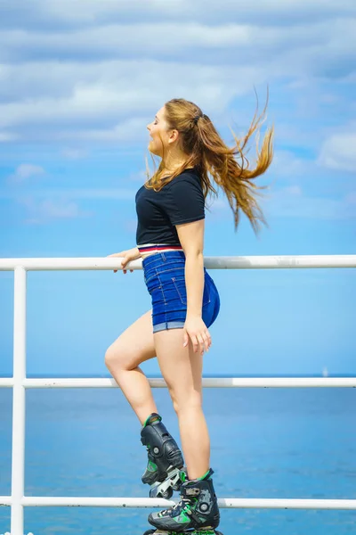 Chica con patines en la playa — Foto de Stock