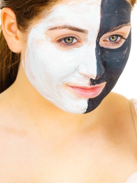 Meisje zwart masker op halve gezicht apply witte modder — Stockfoto