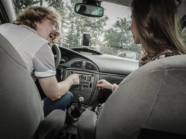 Gelukkig man en vrouw in auto — Stockfoto
