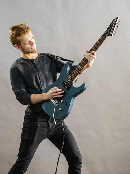 Jeune homme jouant de la guitare électrique — Photo