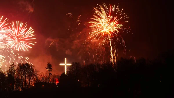 Fogos de artifício coloridos na noite de férias — Fotografia de Stock