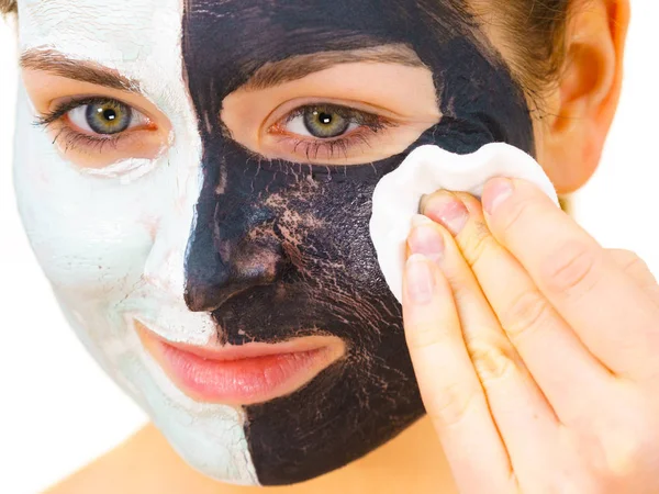 Meisje te verwijderen zwarte witte modder masker van gezicht — Stockfoto