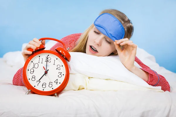 Donna addormentata che indossa un pigiama che tiene l'orologio — Foto Stock