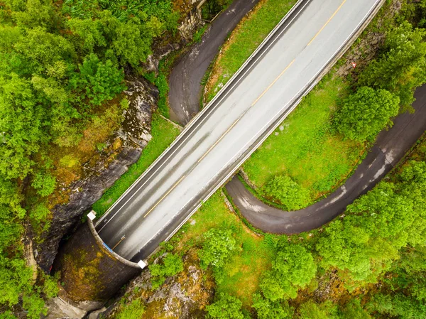 Vista aérea. Camino con túnel en las montañas Noruega — Foto de Stock