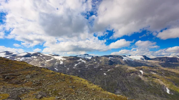 Vue sur les montagnes depuis le belvédère de Dalsnibba, Norvège — Photo