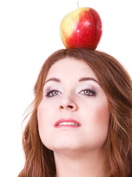 Mulher engraçado menina segura na cabeça maçã fruta — Fotografia de Stock