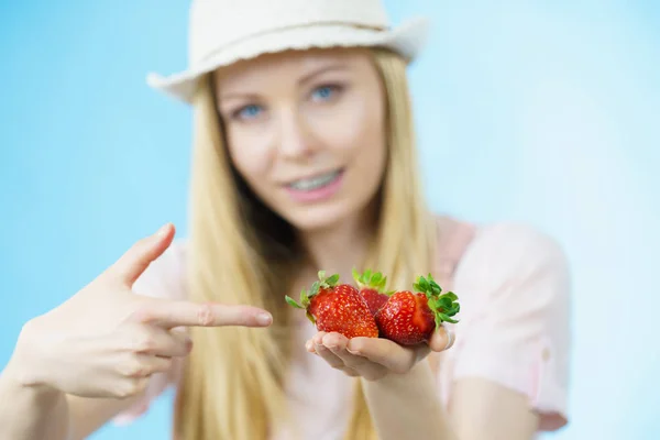 Girl showing fresh strawberries — Stock Photo, Image