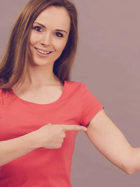 Mujer apuntando a la grasa muscular del brazo — Foto de Stock