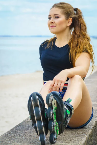 Menina vestindo patins à beira-mar — Fotografia de Stock