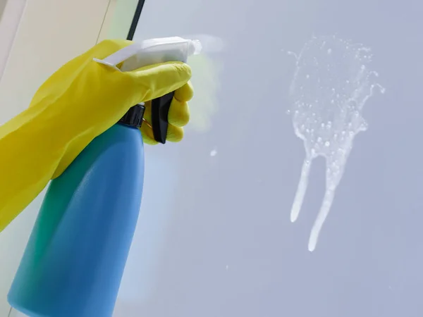 Persona rociando detergente de limpieza de ventanas — Foto de Stock