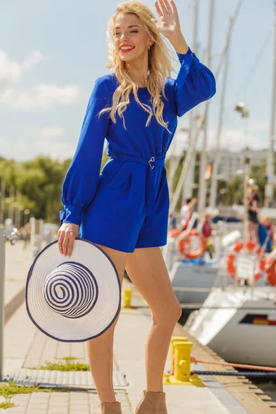 Modella indossando tuta blu — Foto Stock