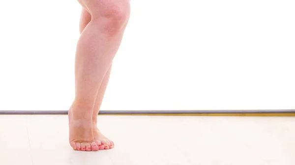 Плюс размер женских ног — стоковое фото