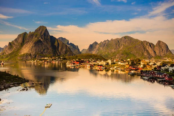 Fjord a hory krajina. Lofoten ostrovy Norska — Stock fotografie