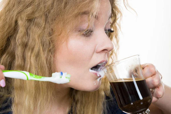 Grappige vrouw wordt laat het drinken van koffie — Stockfoto