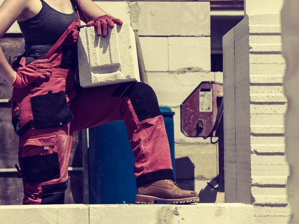 Mujer trabajando con ladrillos de aire —  Fotos de Stock