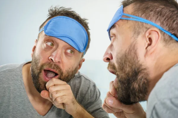 Gelukkige man na het slapen kijken naar spiegel — Stockfoto