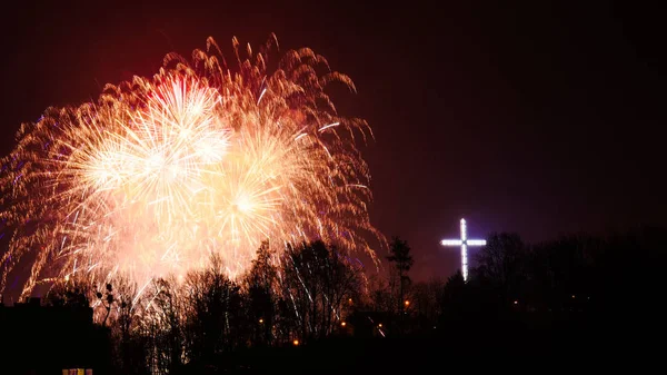 Feux d'artifice colorés pendant la nuit de vacances — Photo