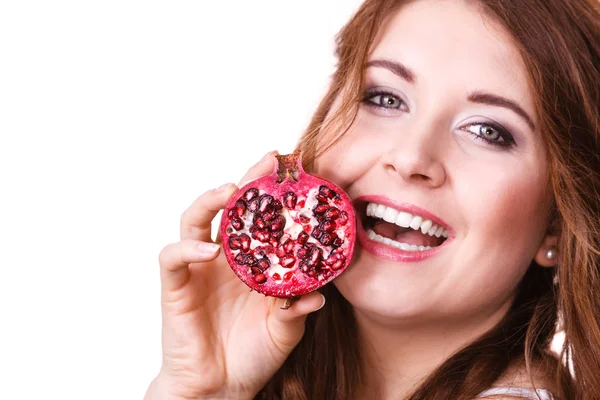 Mujer alegre sostiene frutos de granada, aislado —  Fotos de Stock