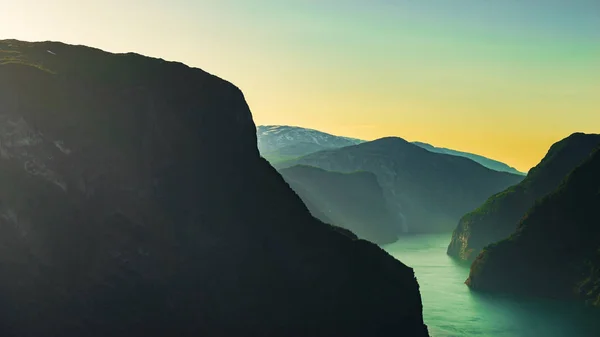 Paisagem fiorde Aurlandsfjord na Noruega — Fotografia de Stock