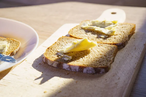 El desayuno. Pan de centeno rebanadas con mantequilla — Foto de Stock