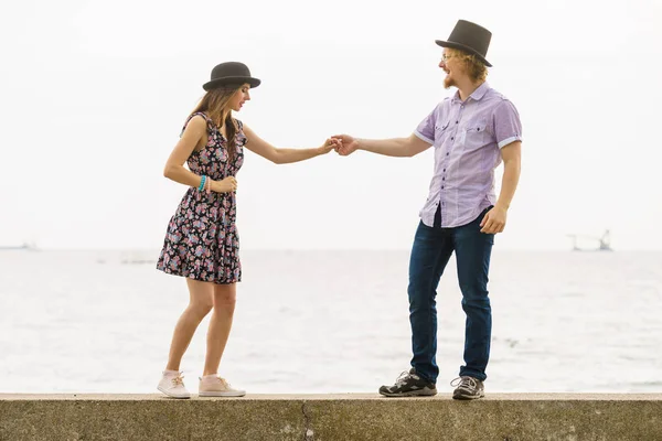 Casal vintage perto da praia — Fotografia de Stock