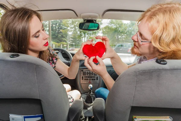 Homme et femme montrant de l'amour en voiture — Photo