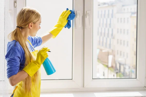 Mujer ventana de limpieza en casa —  Fotos de Stock