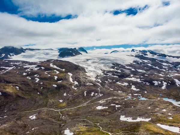 Bergen met sneeuw en gletsjers. Road Sognefjellet, Noorwegen — Stockfoto