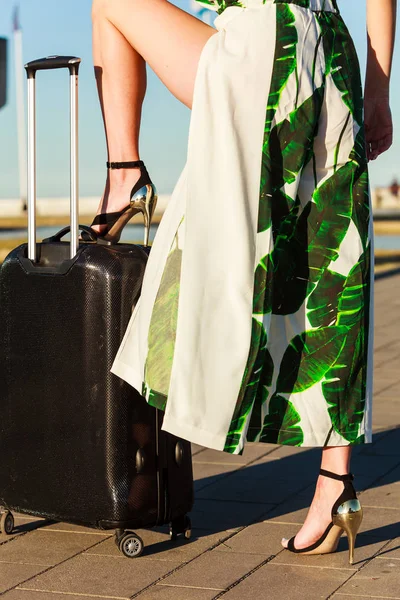 Woman with suitcae on city street — Stock Photo, Image