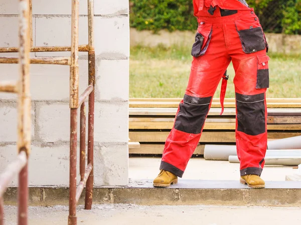 Pessoa que usa calças vermelhas de trabalhador — Fotografia de Stock