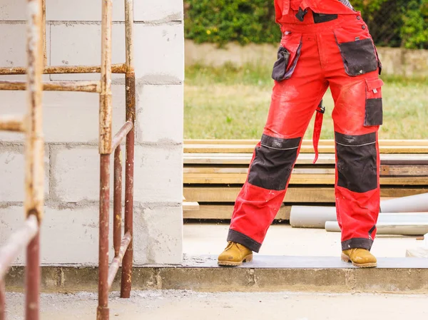 Persona que usa pantalones de trabajador rojo —  Fotos de Stock