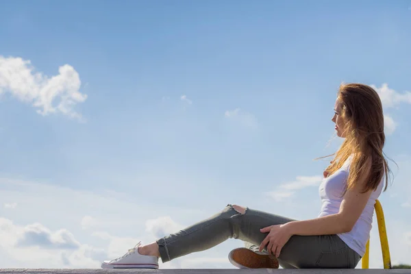 Mädchen lässige Kleidung entspannend im Freien — Stockfoto