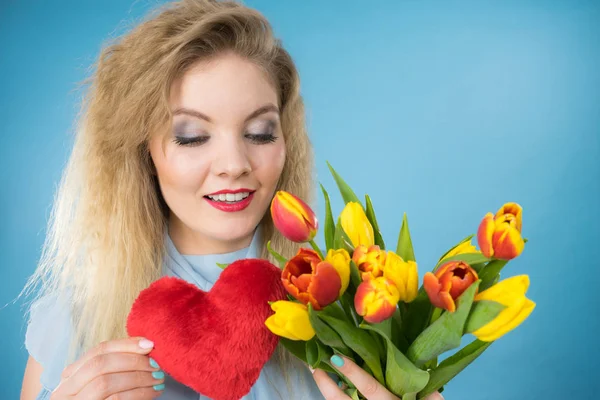 Nő tart, tulipánok és piros szív — Stock Fotó