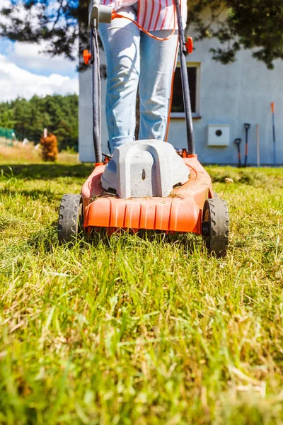 Persoon maaien groen gras — Stockfoto