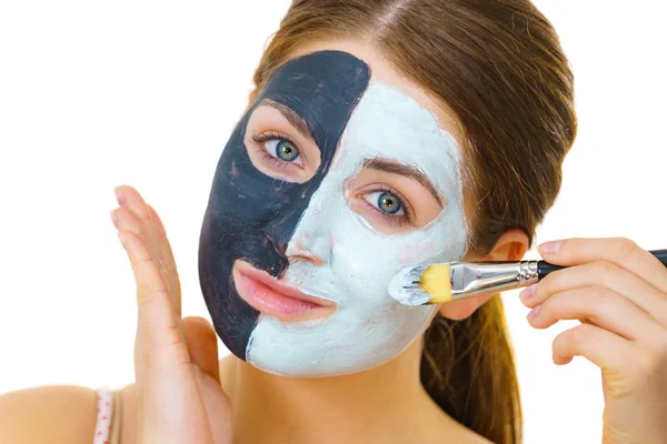Dziewczyna czarna maska na pół twarzy zastosowanie białego błota — Zdjęcie stockowe