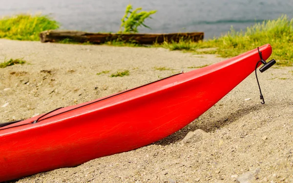 Kajak op water Shore. — Stockfoto