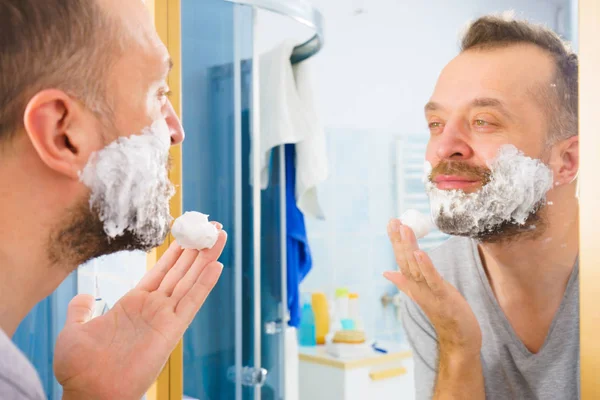 浴室で彼のひげを剃る男 — ストック写真