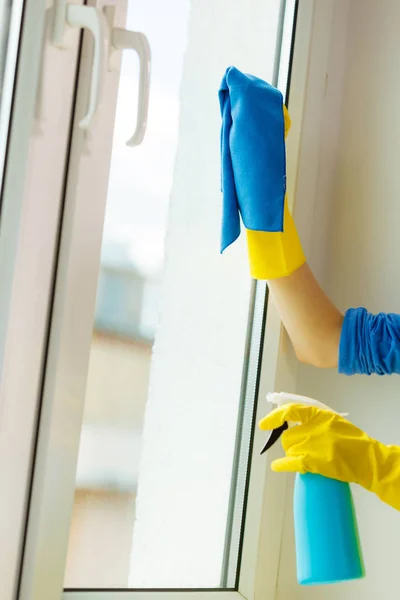 Ventana de limpieza de manos en casa con trapo de detergente —  Fotos de Stock