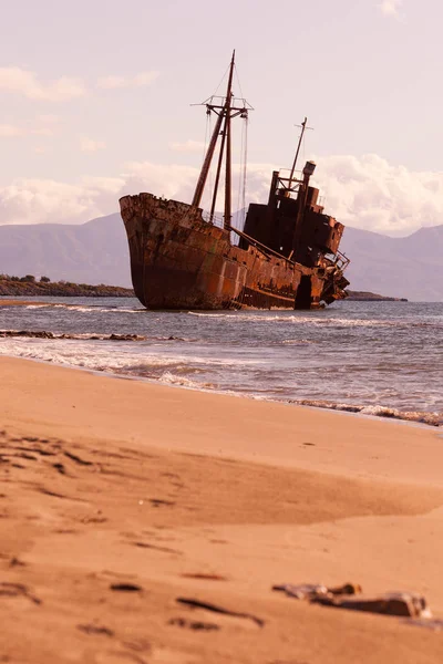 Das berühmte Schiffswrack bei gythio griechenland — Stockfoto