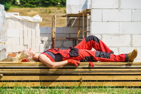 Mulher fazendo pausa no canteiro de obras — Fotografia de Stock