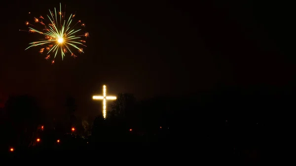 Feux d'artifice colorés pendant la nuit de vacances — Photo