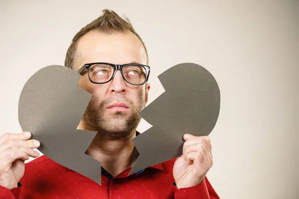 Verdrietig man met gebroken hart. — Stockfoto