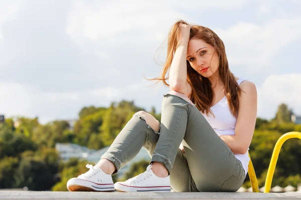 Meisje casual kleding ontspannen outdoor — Stockfoto