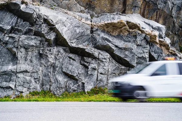 Carro embaçado dirigindo rápido nas montanhas — Fotografia de Stock