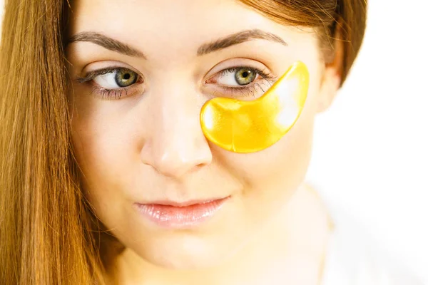 Mulher com manchas de ouro sob os olhos — Fotografia de Stock