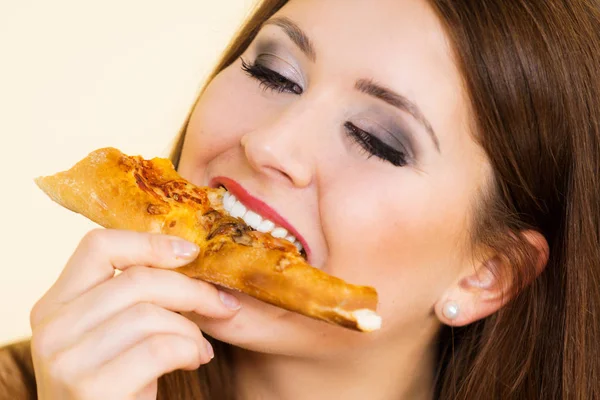 Frau isst heiße Pizza-Scheibe — Stockfoto