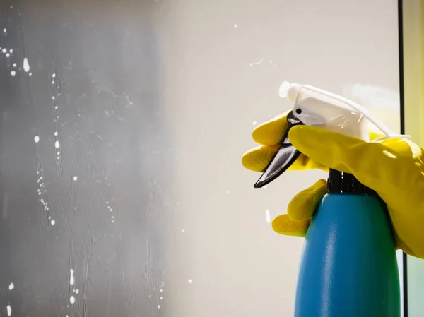 Person spraying window cleaning detergent — Stock Photo, Image