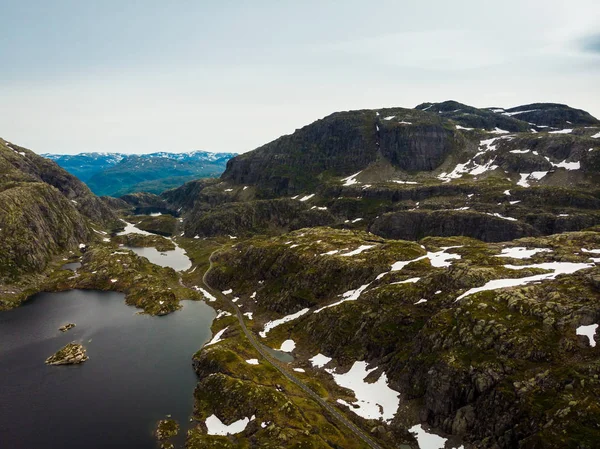 Vista aerea. Strada e laghi in montagna Norvegia — Foto Stock