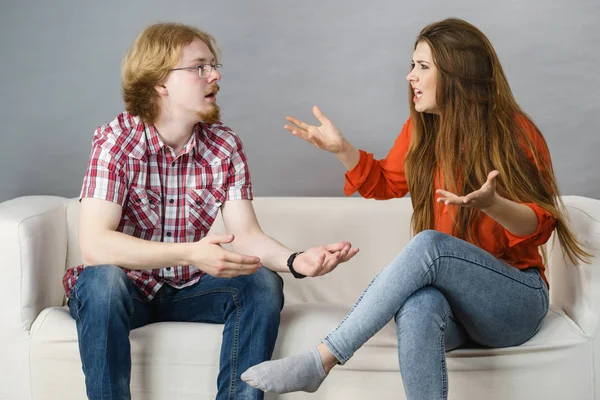 Man en vrouw hebben van strijd — Stockfoto