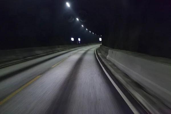 Route tunnel vide avec flou de mouvement, Norvège — Photo